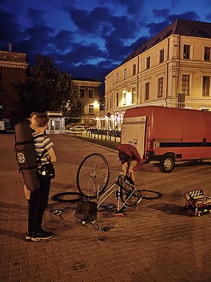 Smeldzīgas atmiņas par pēdējo reizi, kad velo riepu mainīja kāds cits. Bez kautrēšanās ar dziesmām Vecrīgas viducī. Paldies, Marti!